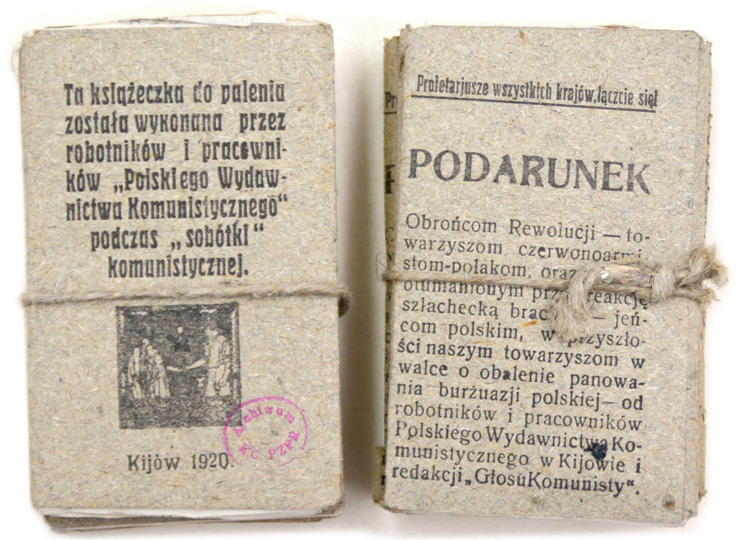 Ilustracja przedstawia dwie paczuszki szarawych papierów. Każda przewiązana jest sznurkiem konopnym. Pierwsza karta w lewym pakunku, ma wydrukowane, rozbite na siedem wersów, wyrównane w osi zdanie: Ta książeczka do palenia została a wykonana przez robotników i pracowników “Polskiego Wydawnictwa Komunistycznego” podczas “sobótki” komunistycznej. Pod napisem znajduje się słabo czytelna grafika w kwadracie, pod nią napis: Kijów 1920. Obok, widnieje fioletowa, owalna pieczątka Archiwum KC PZPR. Paczuszka po prawej stronie ma u góry winietę z napisem: Proletariusze wszystkich krajów, łączcie się! Centralnie widnieje słowo “Podarunek” wydrukowane wielkimi literami. Pod spodem znajduje się tekst wydrukowany w bloku, zaczynający się od słów: Obrońcom Rewolucji.