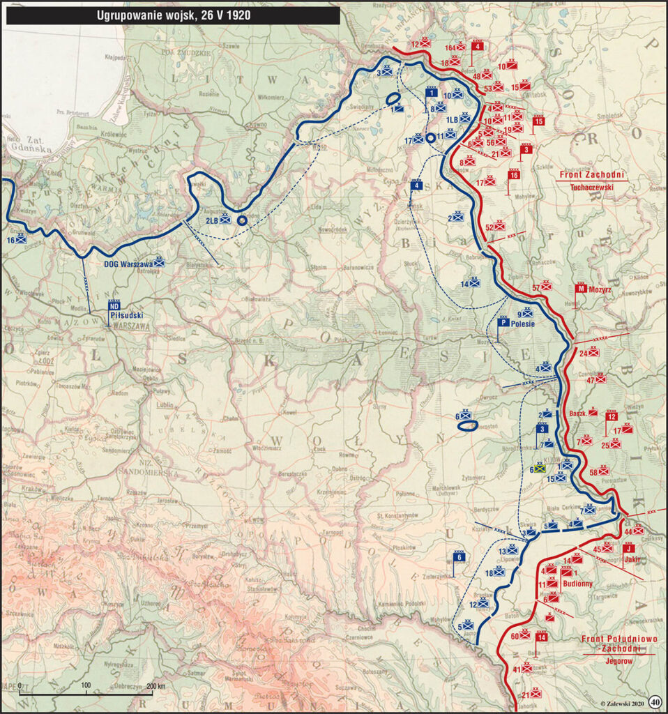 Barwna mapa w formacie zbliżonym do kwadratu przedstawia Ugrupowanie wojsk w dniu dwudziestego szóstego maja. Pastelowa kolorystyka zieleni, żółcieni i oranżu służy wyeksponowaniu intensywnych czerwonych i granatowych elementów linii i ugrupowań frontów, biegnących w pionie, po prawej stronie ilustracji. Front polski zaznaczony jest na granatowo, front bolszewicki zaznaczony jest na czerwono. W lewym, górnym rogu mapy, na czarnym pasku biały napis: "Ugrupowanie wojsk, dwudziestego szóstego maja tysiąc dziewięćset dwudziestego". U dołu oznaczenie praw autorskich z abrewiaturą (literą C w okręgu) "Zalewski dwa tysiące dwadzieścia". Obok w kole liczba czterdzieści.

