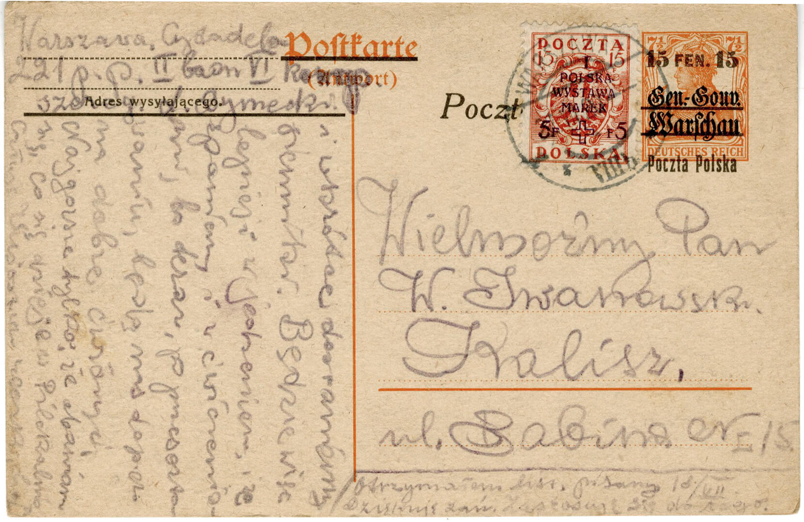 Rewers pocztówki z drukiem i tekstem napisanym ołówkiem. Nadruk na pocztówce jest dwubarwny: czarny i oranżowy. W oranżu wydrukowane są takie elementy jak: podział kartki, pionową, oranżową linią na dwie części; umieszczone nad nią, centralnie słowo “Posttarte”  oraz umieszczony w prawym, górnym rogu, znak pocztowy “Deutsches Reich, 7 ½” z kobiecym portretem,. Czarną farbą wydrukowane są w lewym, górnym rogu, rubryki na dane nadawcy z tekstem: “Adres wysyłającego” i po prawej stronie, chowające się częściowo pod naklejonym znaczkiem fragment słowa “Poczt”. Na przyklejonym czerwonym znaczku z orłem i napisem “Poczta Polska” postawiona jest okrągła pieczątka z czytelną częściowo nazwą miejscowości nadania: “Warszawa”. Jako adresat widnieje ”Wielmożny Pan W. Iwanowski, Kalisz ulica Babina”.

